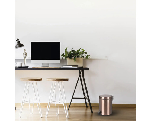 Werkkamer met bureau, stoelen en pedaalemmer