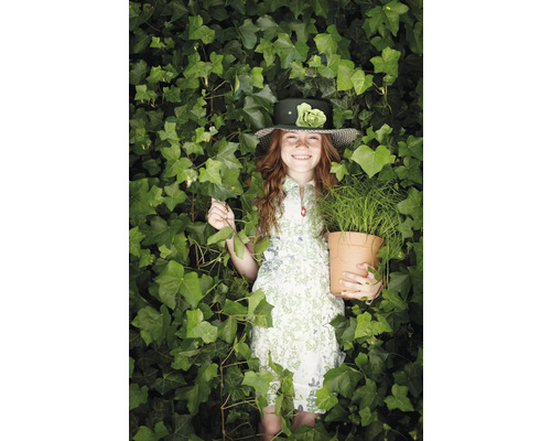 Meisje met hoed en plant in pot, omringd door klimop