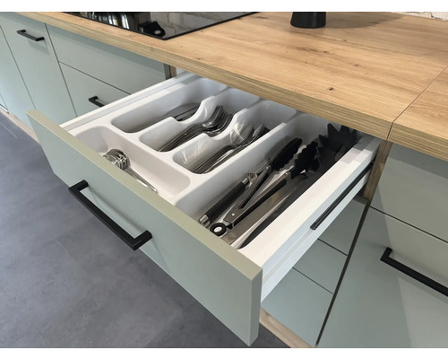 Keukenlade met bestek en keukengerei