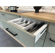 Keukenlade met bestekbak in een lichte keukenruimte.