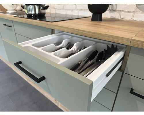 Keukenlade met bestekbak in een lichte keukenruimte.