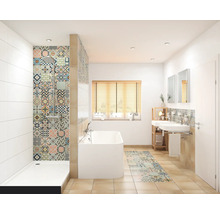 Badkamer met douche, ligbad, wastafel en tegels met motief