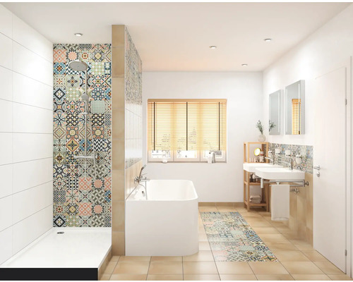 Badkamer met douche, ligbad, wastafel en tegels met motief