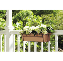 Bloembak met beugel aan een reling beplant met hortensia's