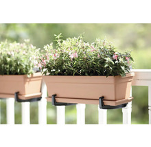 Bloembakken met beugel aan een reling met planten.