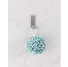 Een badspons hangt aan een haak.