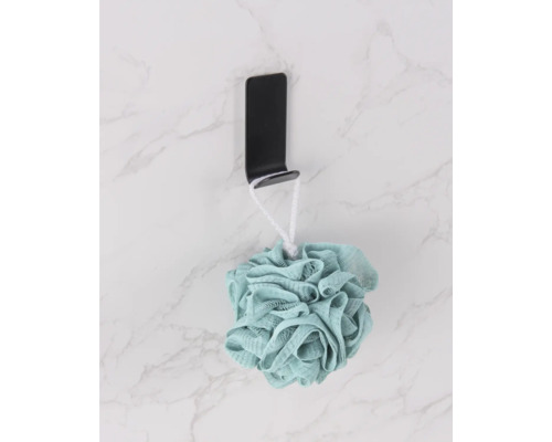 Badkameraccessoire: badspons aan zwarte haak