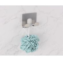 Douchespons hangt aan een roestvrijstalen wandhaak