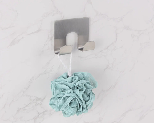 Douchespons hangt aan een roestvrijstalen wandhaak