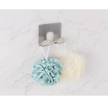 Bovenaanzicht van roestvrijstalen handdoekhaak met badsponzen aan een marmeren muur