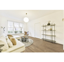 Lichte woonkamer met bank, rekken en houten vloer