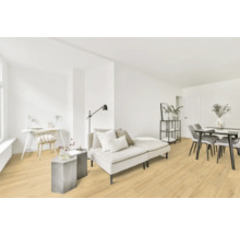 Lichte woonkamer met houten vloer, bank, eettafel en bureau