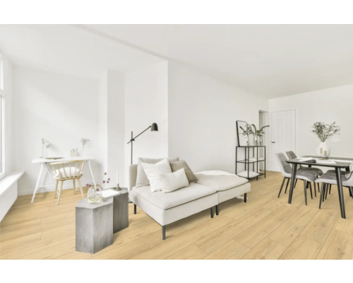 Lichte woonkamer met houten vloer, bank, eettafel en bureau