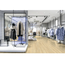 Interieurfoto van een kledingwinkel met kleding op mannequins en kledinghangers