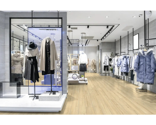 Interieurfoto van een kledingwinkel met kleding op mannequins en kledinghangers