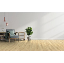 Woonkamer met fauteuil, bijzettafel, kamerplant en houten vloer