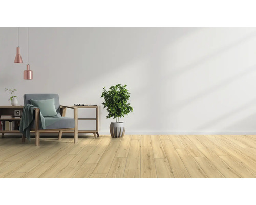 Woonkamer met fauteuil, bijzettafel, kamerplant en houten vloer