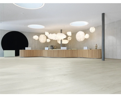 Lichte ruimte met receptie, houten balie en decoratieve hanglampen