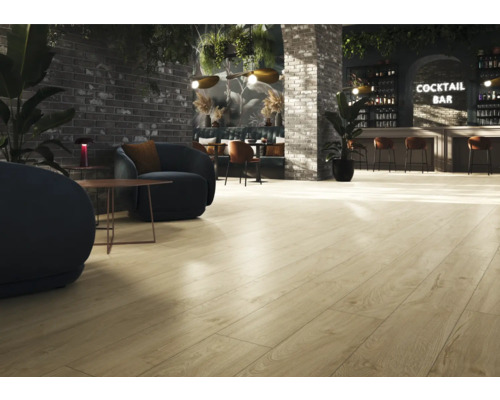 Interieur met lichte houten vloer, zithoek en bar op de achtergrond