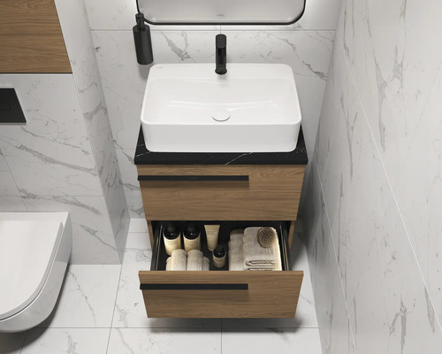 Moderne badkamer met wastafelonderkast, open lade en toilet.