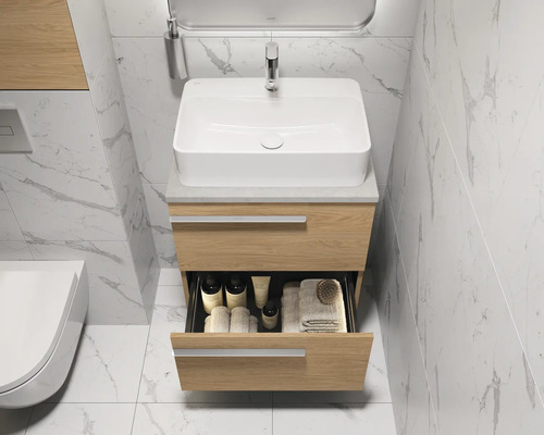 Badkamerweergave met wastafelonderkast met uittreklade, wastafel en kraan