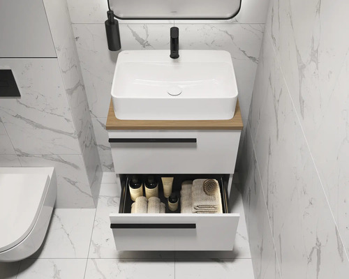 Moderne badkamer met witte wastafel, open lade en marmeren tegels