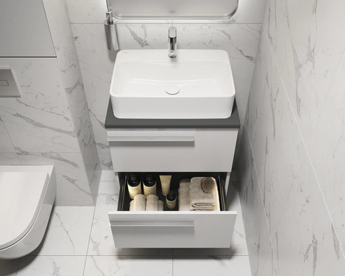 Moderne badkamer met wastafel, onderkast en open lade voor opslag