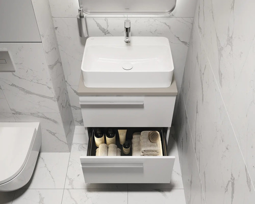 Moderne badkamer met witte wastafelonderkast en open lade voor badkamerbenodigdheden.