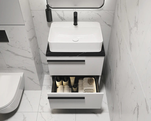 Moderne badkamer met wastafelonderkast, lade en verzorgingsproducten