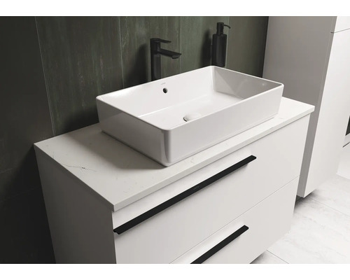 Moderne badkamer met opzetwastafel, kraan en wastafelonderkast met lades