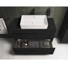 Badkamer met zwart wastafelonderkast en witte opzetwastafel