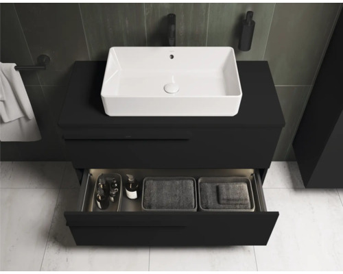 Badkamer met zwart wastafelonderkast en witte opzetwastafel