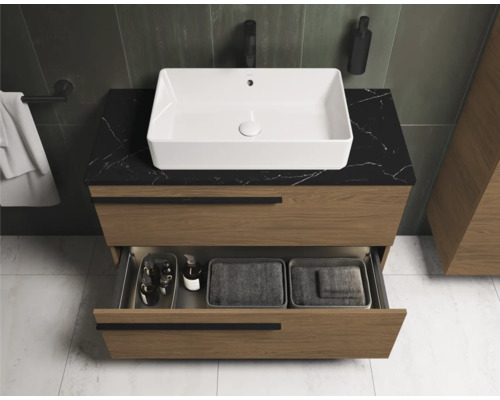 Badkamer met wastafelonderkast met open lade en opzetwastafel