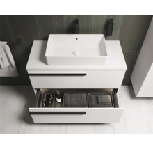 Moderne badkamer met witte wastafelonderkast en open lade