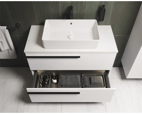 Moderne badkamer met witte wastafelonderkast en open lade