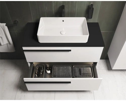 Wastafelonderkast met opzetwastafel en open lade in de badkamer