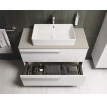 Badkamerwastafel met open lade, rechthoekige opzetwastafel en handdoeken