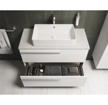 Moderne badkamer met wastafel, onderkast met lade en badkameraccessoires