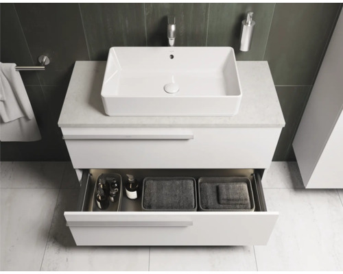 Moderne badkamer met wastafel, onderkast met lade en badkameraccessoires