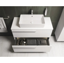 Badkamer met wit badmeubel, waskom en open lade