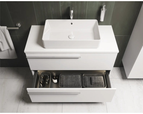 Badkamer met wit badmeubel, waskom en open lade