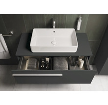 Moderne badkamer met rechthoekige wastafel op een onderkast met lade en handdoeken