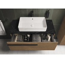 Wastafelonderkast met open lade, handdoeken en badkamerbenodigdheden