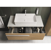 Wastafelonderkast met open lade, handdoeken en cosmetica