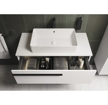 Moderne badkamer met witte waskom en open lade