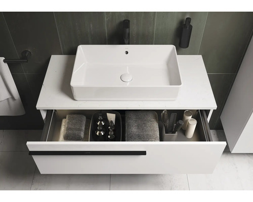 Moderne badkamer met witte waskom en open lade