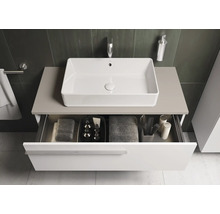 Foto van een badkamer met een rechthoekige opzetwastafel, gemonteerd op een onderkast met open lade