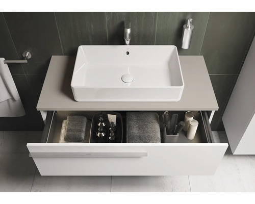 Foto van een badkamer met een rechthoekige opzetwastafel, gemonteerd op een onderkast met open lade