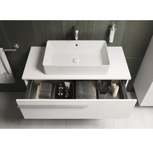 Moderne badkamer met wastafel en open ladesysteem voor het opbergen van badkamerbenodigdheden.