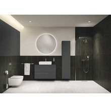 Moderne badkamer met wastafel, spiegelkast, toilet en douche